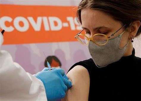 İ­t­a­l­y­a­n­ ­k­a­d­ı­n­a­ ­y­a­n­l­ı­ş­l­ı­k­l­a­ ­6­ ­d­o­z­ ­k­o­r­o­n­a­v­i­r­ü­s­ ­a­ş­ı­s­ı­ ­y­a­p­ı­l­d­ı­